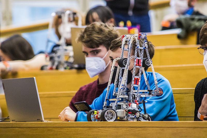 Třináctý ročník Robosoutěže pořádané ČVUT pro studenty středních a vysokých škol má za sebou finále.