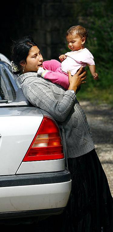 Rumunští Romové si našli nové tábořiště, tentokrát v Dolních Počernících. V úterý ráno většina odjela, na místě jich zbylo asi dvacet.