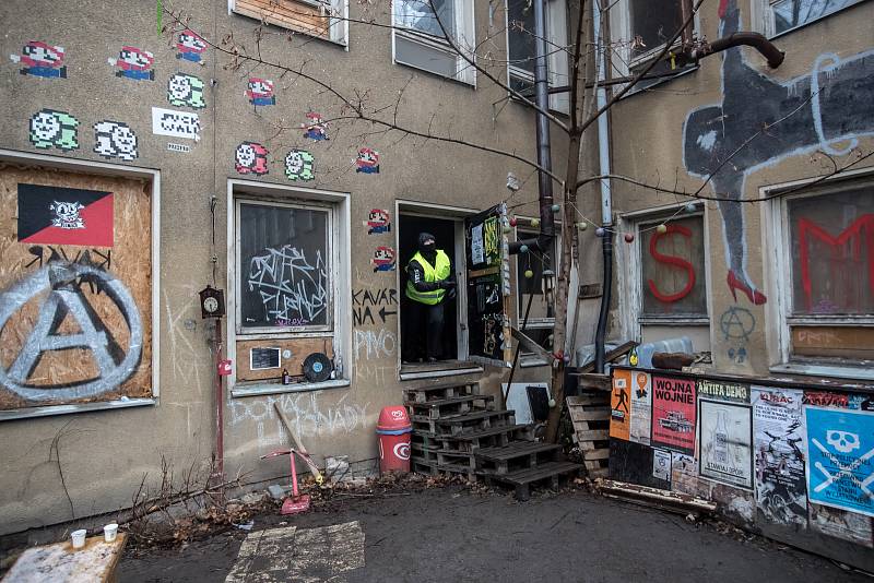 Vyklízení pražské kliniky.