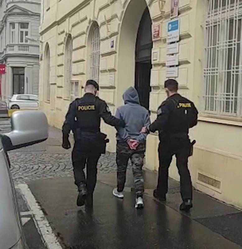 Žena ohlásila, že na pražském hlavním nádraží je bomba. Policisté ji záhy dopadli.