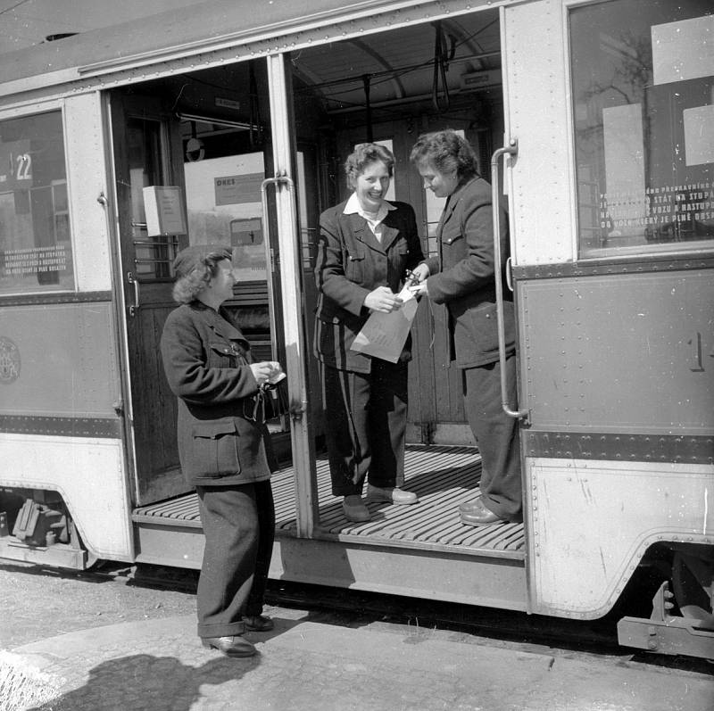 Dopravní podnik si připomíná 105. výročí od zaměstnaní prvních žen v pražské MHD.