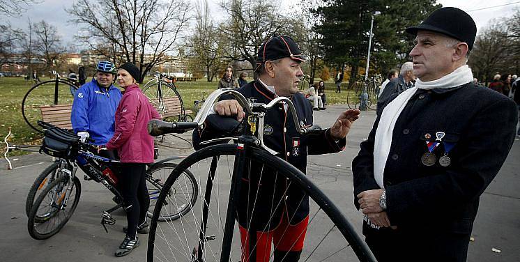 Sraz velocipedistů na historických vysokých kolech nazvaný Pražská míle připomněl v sobotu v Praze na Letné 130. výročí vzniku Českého klubu velocipedistů a 130 let výroby jízdních kol v Čechách.