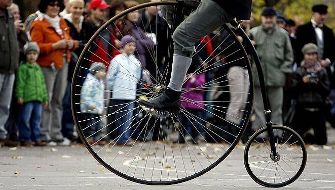 Sraz velocipedistů na historických vysokých kolech nazvaný Pražská míle připomněl v sobotu v Praze na Letné 130. výročí vzniku Českého klubu velocipedistů a 130 let výroby jízdních kol v Čechách.