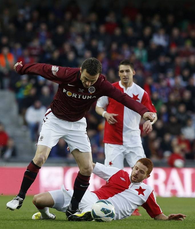 Utkání 23. kola Gambrinus ligy Sparta Praha – Slavia Praha. David Lafata a Marcel Gecov.