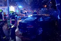 Luxusní automobil BMW skončil při nehodě na chodníku, kde tou dobou šly dvě ženy.