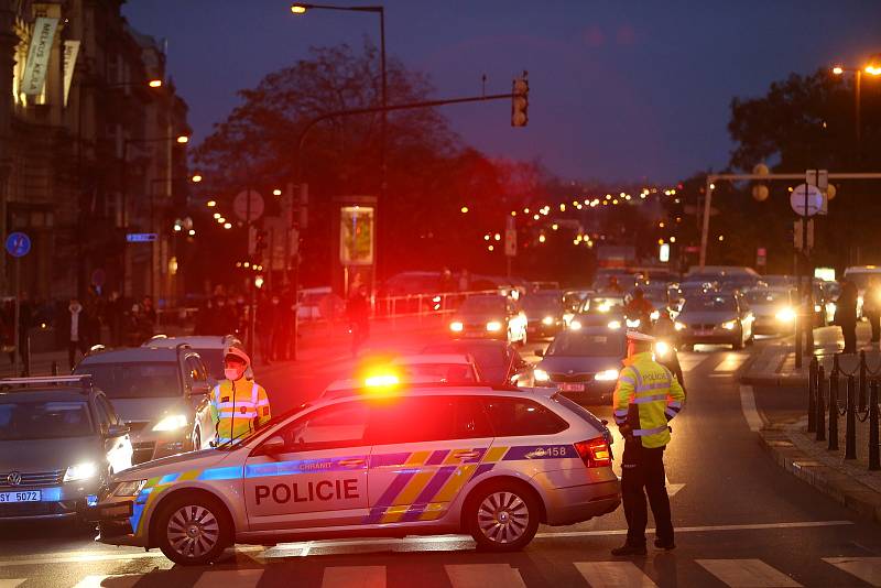 Demonstrace na Václavském náměstí v Praze v úterý 17. listopadu 2020. Po jejím skončení se průvod vydal na Národní třídu.