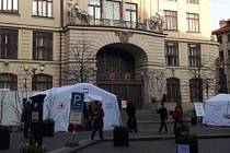 Krizový štáb hlavního města Prahy žádá ministerstvo zdravotnictví, aby navýšilo počet laboratoří na testování koronaviru.