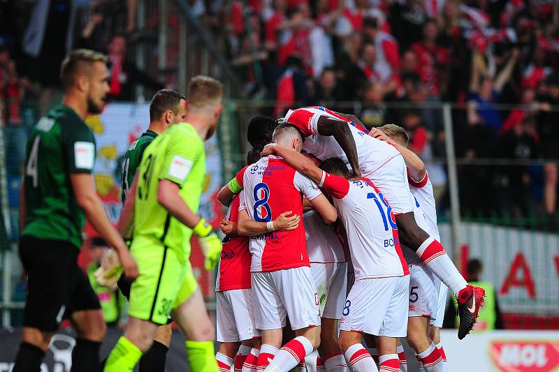 Fotbalové utkání finále MOL Cupu mezi celky SK Slavia Praha a FK Jablonec 9. května v Mladé Boleslavi. Radost hráčů Slavie. Nejvýše Michael Ngadeu.