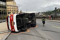 Nehoda hasičského vozu v pražské Legerově ulici.