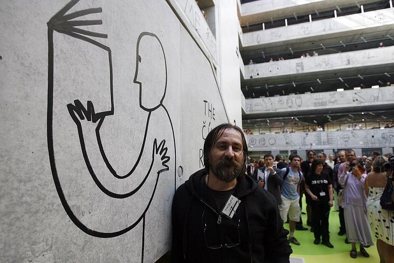 Na snímku je Dan Perjovschi, který interier knihovny vymaloval více než 200 kresbami provedených alla proma černou barvou na betonu. 