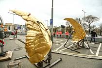 Instalace restaurovaných zlatých křídel na budovu Hlavního nádraží proběhla ve středu 7. dubna.