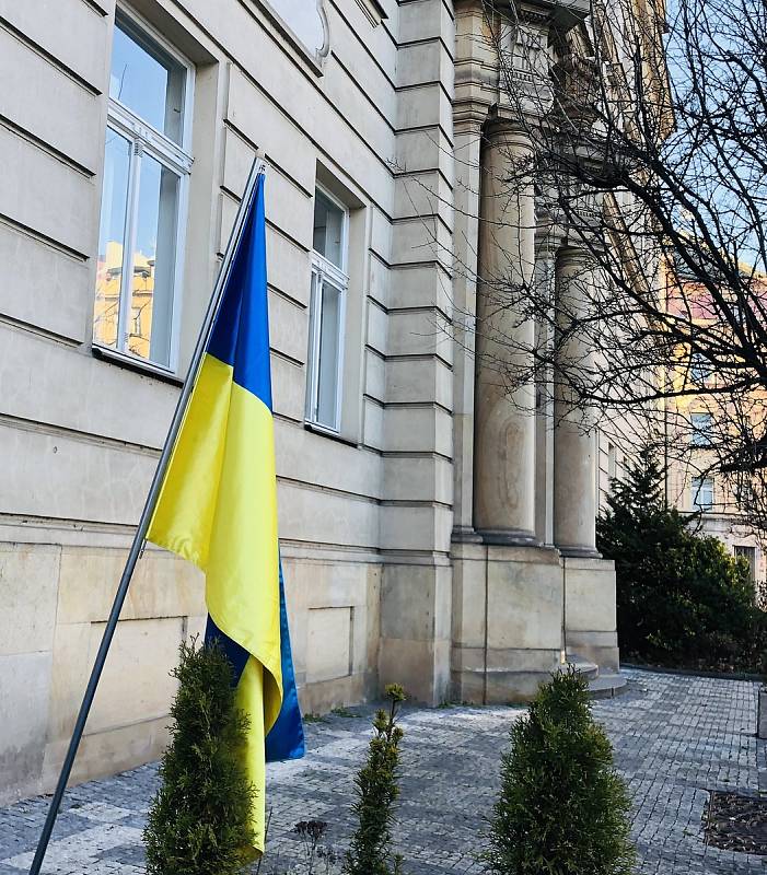 Ukrajinské vlajky před budovou krajského úřadu.