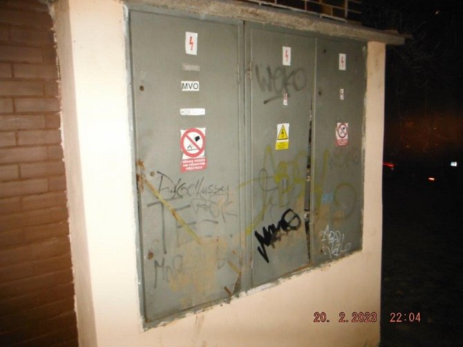 Poničené elektrické dveře mladým agresorem.