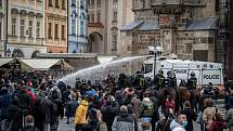 Demonstrace fanoušků v Praze na Staroměstském náměstí se 18. října 2020 po ukončení zvrhla v bitky s policií.