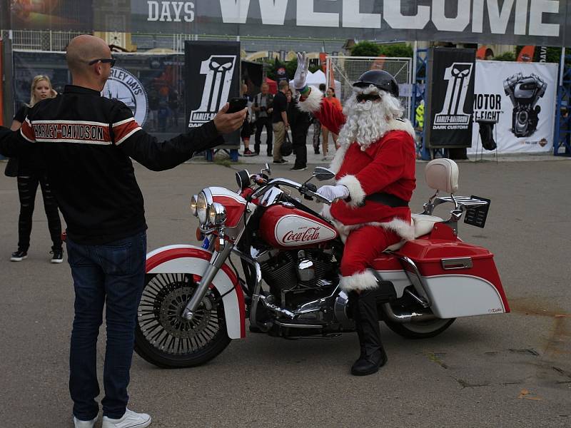 Spanilá jízda v rámci Prague Harley Days 2016.