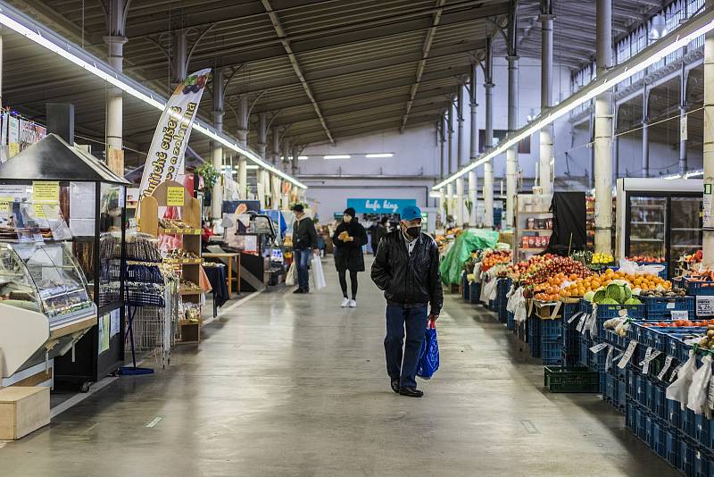 Ve vyhlášené hale 22 v pražských Holešovicích prodává na 50 farmářů a prodejců ovoce, zeleninu nebo pečivo.