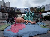 Dílo umělecké skupiny Pode Bal zvané 'Rekonstrukce jako tragédie a fraška' se do Musea Kampa v Praze přesunulo z promenády před bruselským sídlem Evropského parlamentu.