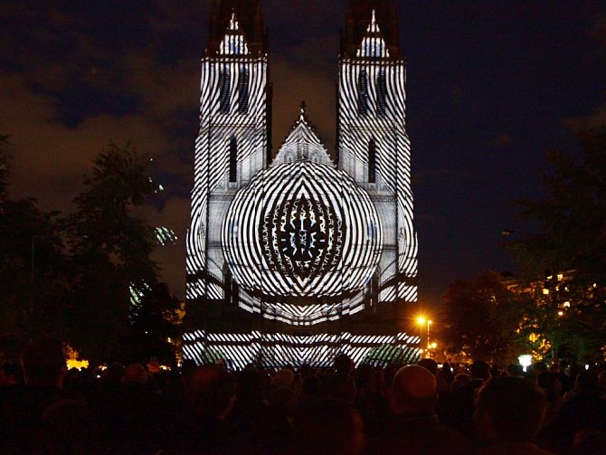 Videomapping s názvem Evoluce promítaný v rámci festivalu světla Signal na vinohradský kostel sv. Ludmily na náměstí Míru v Praze 2.