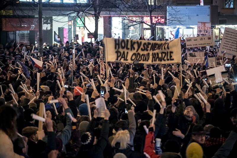 Tisíce lidí protestovaly 5. března na pražském Václavském náměstí proti zvolení Radka Ondráčka do kontrolní komise GIBS a proti premiérovi Babišovi.