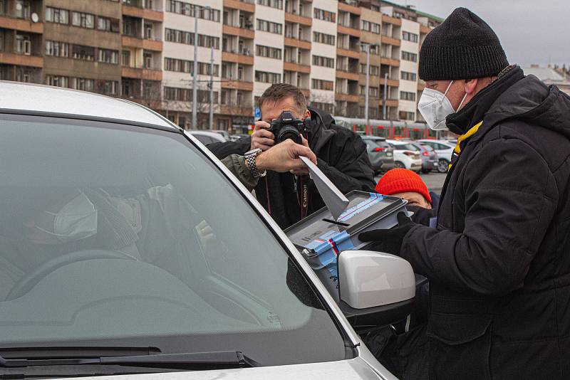 Volební stanoviště pro osoby ve zdravotní karanténě, hasičská zbrojnice JSDH Praha - Stodůlky.