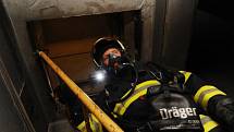 Půlmilionovou škodu napáchal v noci na středu požár řádící v nejvyšším šestém patře bytového domu, který hasiči likvidovali na pražském Žižkově. 