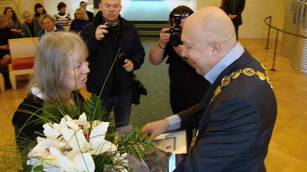 Kytici a čestné občanství pro manžela Vladimíra dostala Eva Jiránková od starosty Prahy 1 Oldřicha Lomeckého.