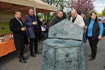 Kompostér nabídli na Praze 4 celkem pěti stovkám zájemců. Předání se uskutečnilo už v dubnu roku 2014.