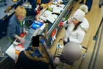 Podezřelé ženy při placení kreditní kartou, která byla uloupena v Modřanech.