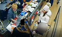 Podezřelé ženy při placení kreditní kartou, která byla uloupena v Modřanech.