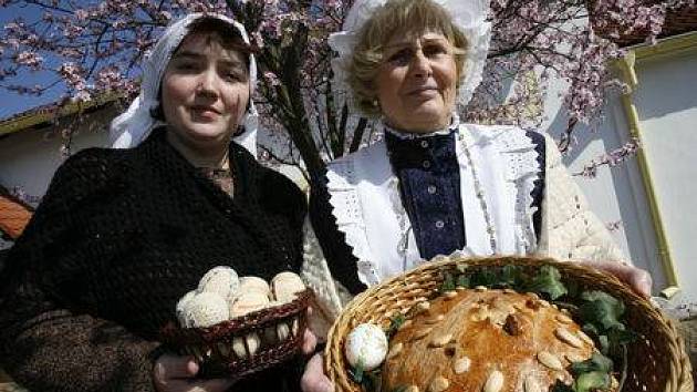 Velikonoční inspirace. To byl název výstavy, kteráproběhla v Dolních Počernicích a byla spojená s ukázkami  pečiva, drátování či zdobení kraslic.