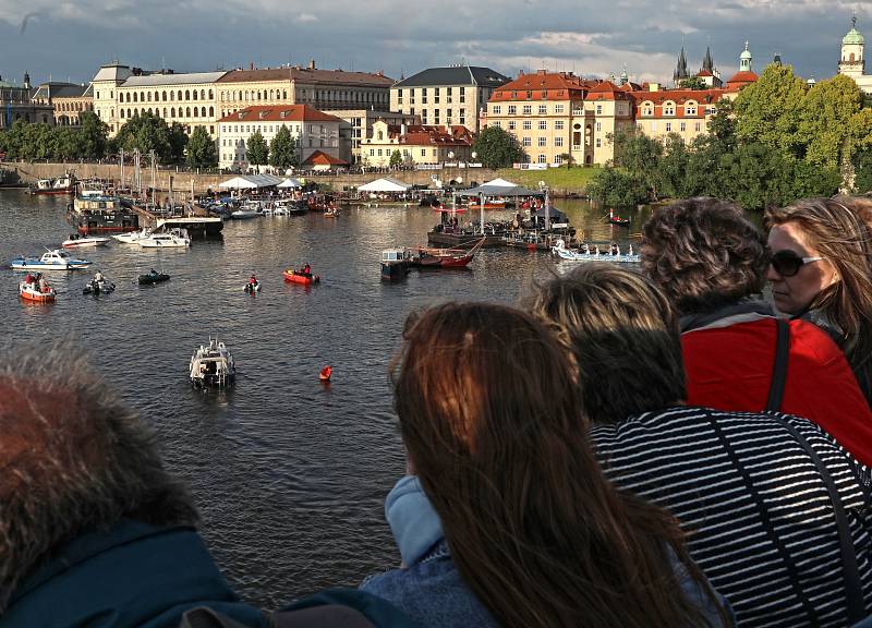 Diváci mohli pozorovat odpolední program z Karlova mostu nebo z obou břehů řeky.