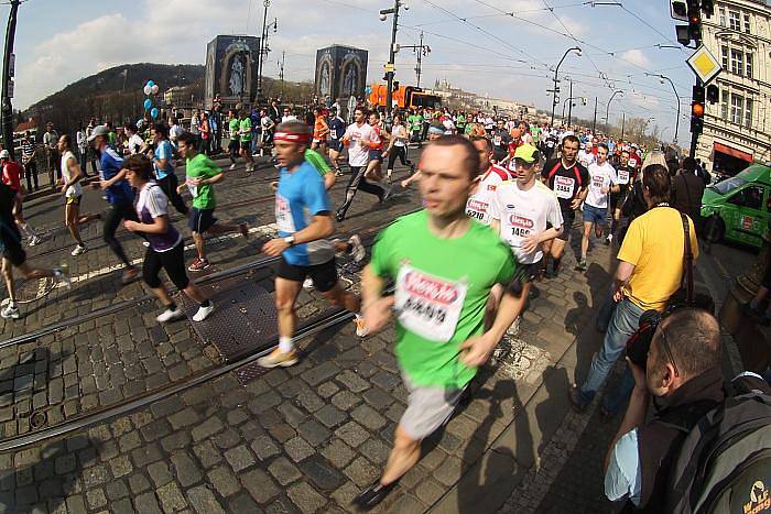 Na 9500 běžců se zúčastnilo 2. dubna v centru Prahy půlmaratonu.