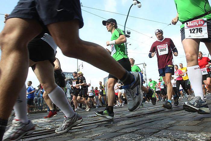 Na 9500 běžců se zúčastnilo 2. dubna v centru Prahy půlmaratonu.