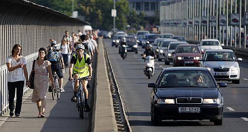 Stávka dopravních odborů probíhala 16. června v Praze. Nejezdilo metro a omezeně autobusy a tramvaje. Snímek je z Nuselského mostu.