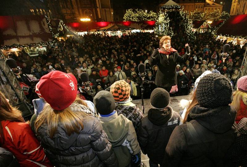 Česko zpívá koledy na Staroměstském náměstí