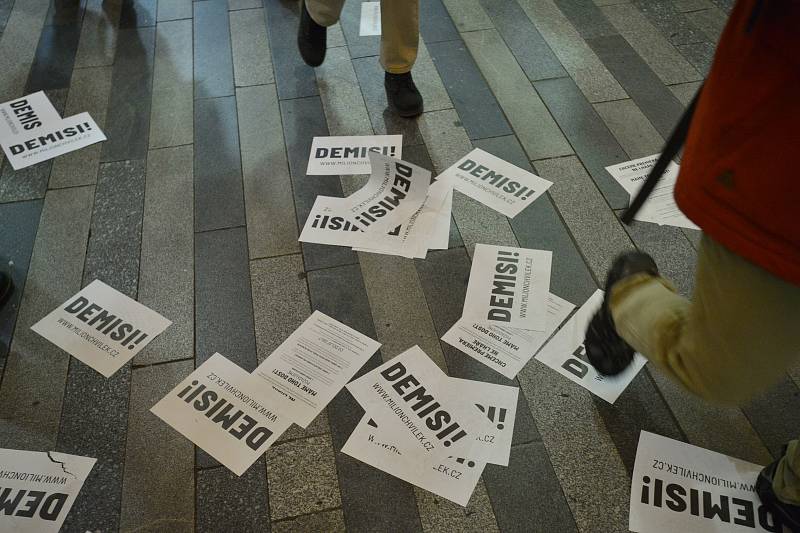 Demonstrace za odstoupení Andreje Babiše. Lidé se po skončení programu na Václavském náměstí vydali na Hlavní nádraží. - 10. prosince 2019