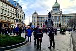 Lidé na Václavském náměstí 6. prosince 2020 protestovali proti vládním opatřením proti šíření nemoci covid-19.