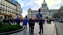 Lidé na Václavském náměstí 6. prosince 2020 protestovali proti vládním opatřením proti šíření nemoci covid-19.