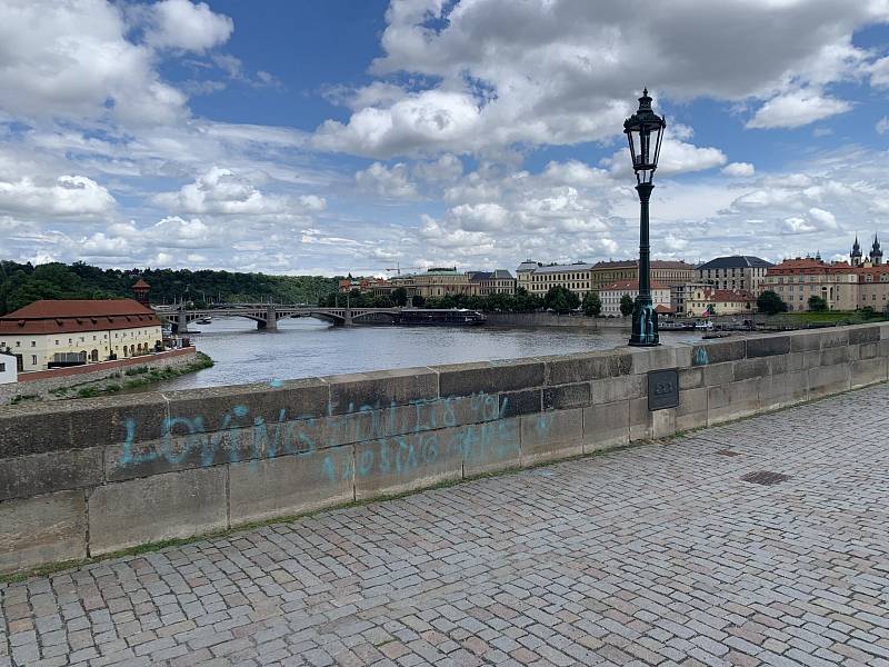 Na Karlově mostě se objevilo graffiti také v červenci.