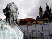 Pomník Jana Husa na Staroměstském náměstí v době rekonstrukce