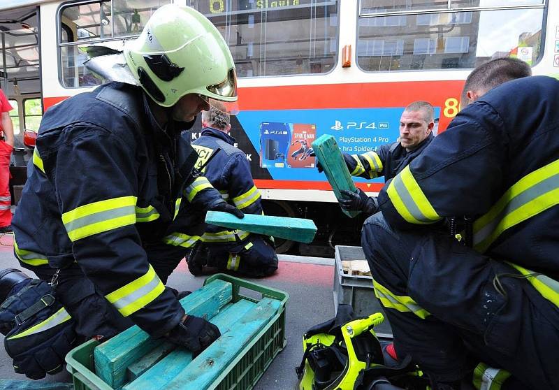 Pod tramvají zůstala zraněná žena, hasiči ji vyprostili pomocí speciálních vaků.