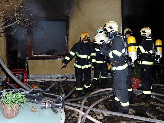 Třičtvrtěmilionovou škodu i vyžádal požár obývacího pokoje v rodinném domě