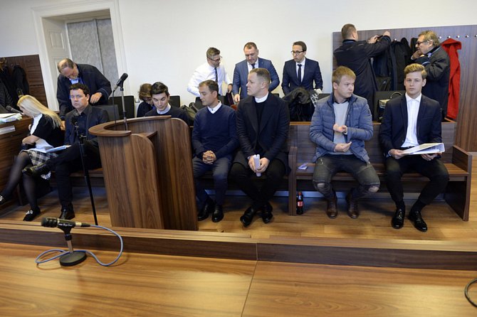 Městský soud v Praze začal 4. listopadu 2019 řešit kauzu šesti obžalovaných, kteří v Praze údajně zjednávali i nezletilé muže k poskytování homosexuální prostituce v gay klubu. Vpředu na lavici obžalovaných zleva Massim August Scolari, Luboslav Arsov, Iva