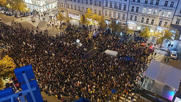 LGBT+ demonstrovali na Václavském náměstí. Volali po ochraně a změně zákonů  - Pražský deník