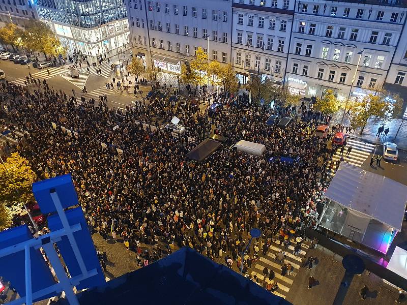 Z pietního shromáždění na Václavském náměstí 26. října 2022.