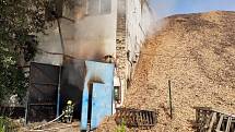 Hasiči zasahovali u požáru hromady štěpky v Letňanech.
