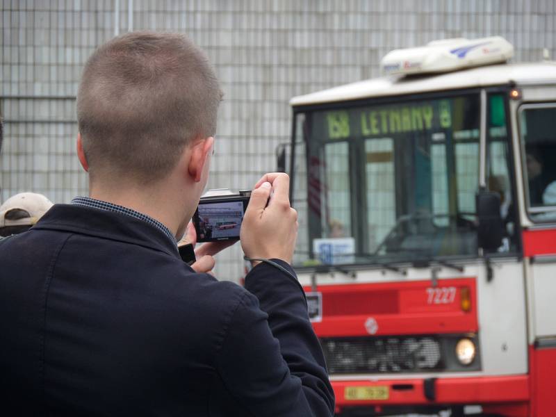 V pátek se lidé mohli naposledy svézt na lince 158 v úseku Českomoravská - Prosek - Letňany rozloučit s autobusy Karosa typu B731.