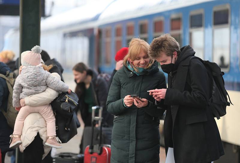 Vlak s uprchlíky z Ukrajiny přijel z Bohumína ve středu po osmé hodině ráno. Praha, Hlavní nádraží.