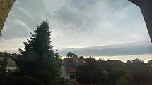 Unikátní mrak v čele bouřkové oblačnosti zvaný roll cloud. Praha 20. června 2022.