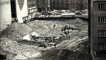 Archivní snímek zachycující počátek výstavby obchodního domu Kotva na náměstí Republiky v Praze.